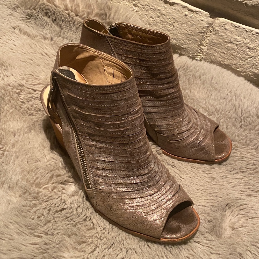 Paul Green Peep Toe Metallic Sandal in‎ Smoke